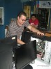 Enaldo ayudando